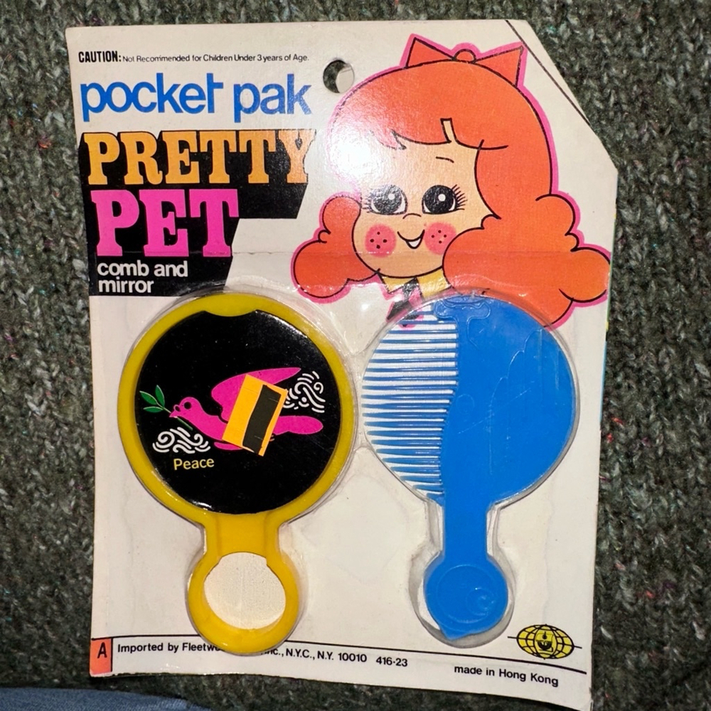 NOS RARE Vintage 1970s Fleetwood Toys Pocket Pak Pretty Pet Comb & Mirror Set